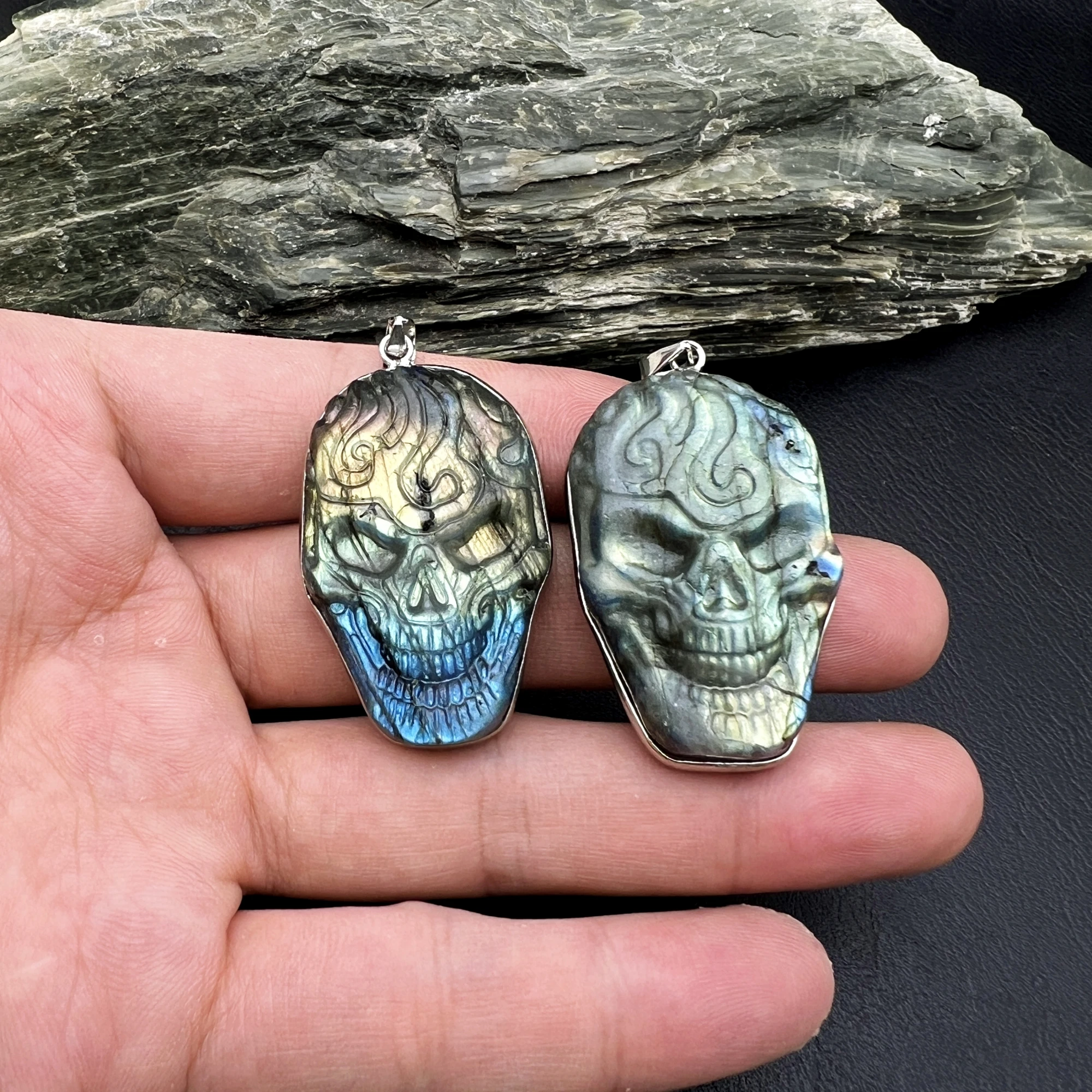 

2PCS Carved Natural Stone Flash Labradorite Skull Heads Pendant For DIY Jewelry Making