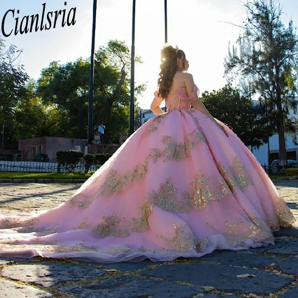 

Розовое платье Quinceanera с открытыми плечами и оборками, бальное платье с золотыми блестками и аппликациями, кружево Sweet 15 Años, мексиканское индивидуальное платье