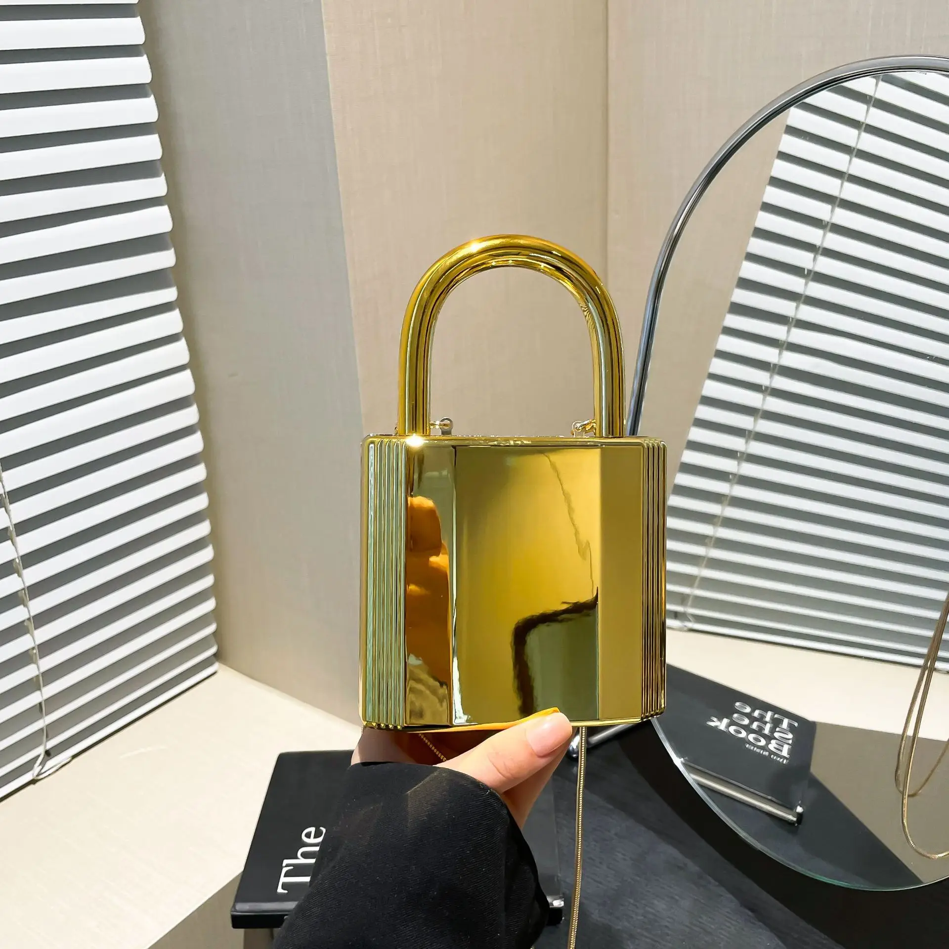 

Новая вечерняя сумка с металлическими ручками, металлическая коробка, женская однотонная сумка через плечо с ремешком-цепочкой, винтажная квадратная сумка на плечо