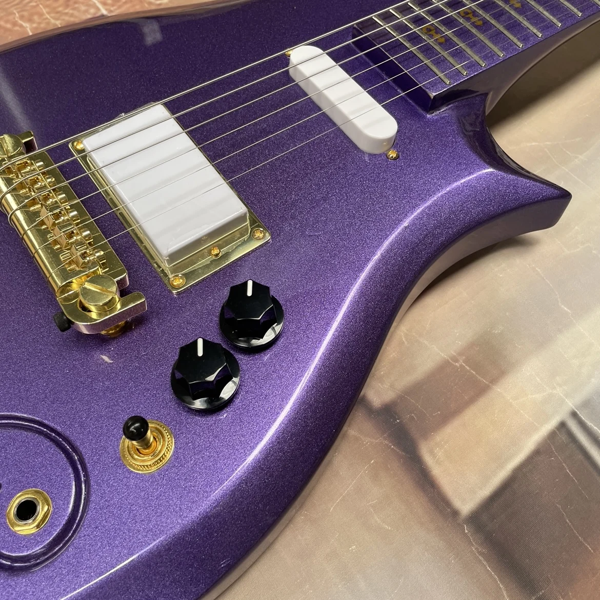 Purple 6-string electric guitar,mahogany body spiral grain design at the bottom guitars,unique and stylish appearance guitarra