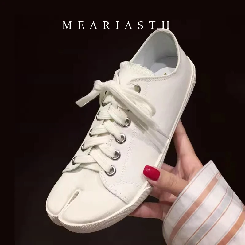 

2026 Fashionable Splashed Canvas Split Toe tabi Shoes women Pig Trotters Flat Bottomed Lace Up Low Top Sneakers Outdoor Trainers