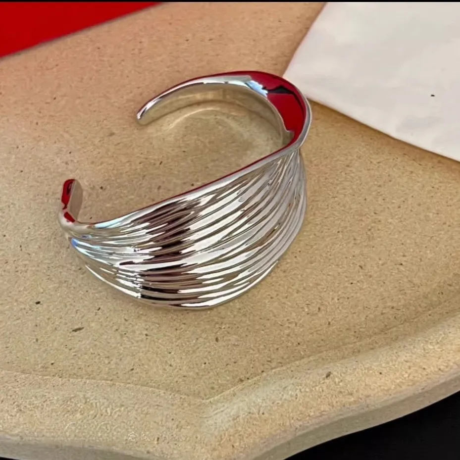 

New fashionable opening bracelet Fashionable bangle light luxury jewelry accessories for women