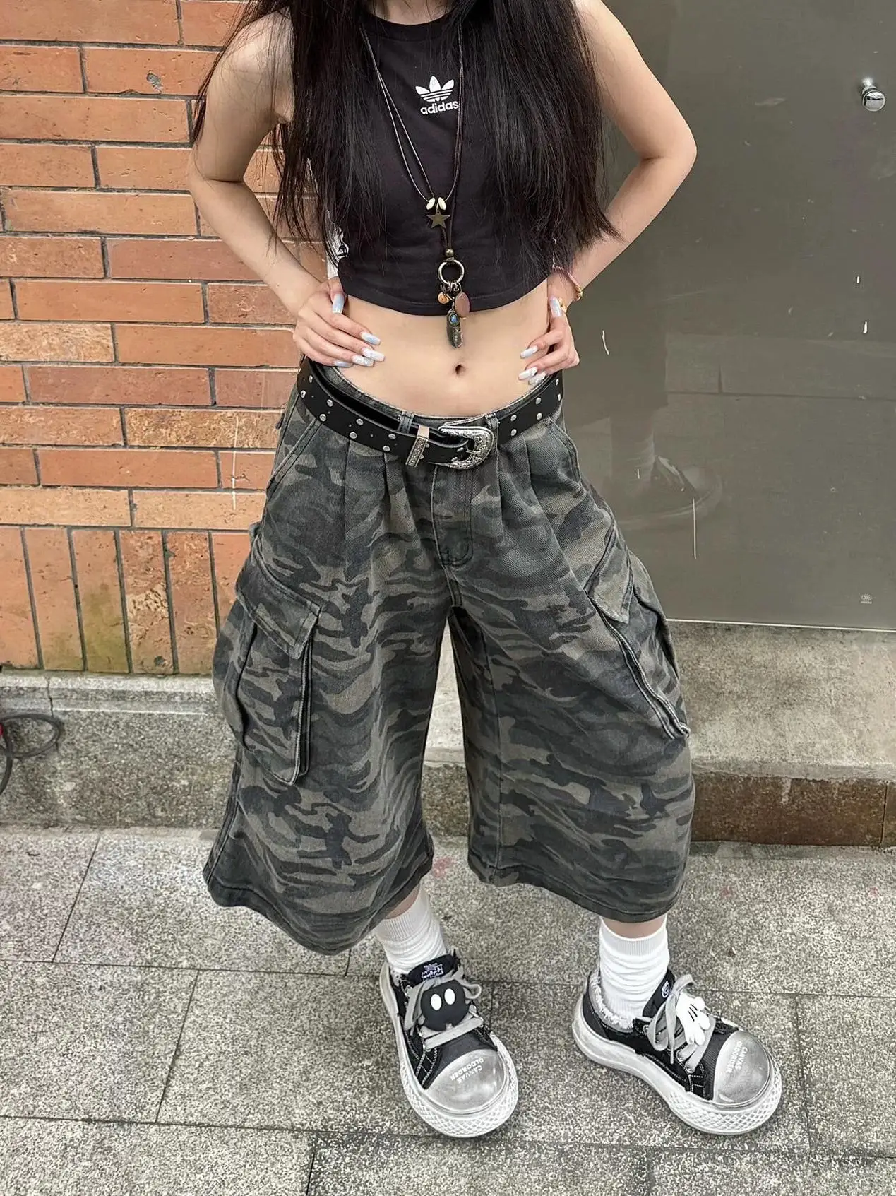 

Американские камуфляжные джинсовые брюки в стиле ретро с семью футами, летние свободные брюки с низкой талией и несколькими карманами, модная рабочая одежда