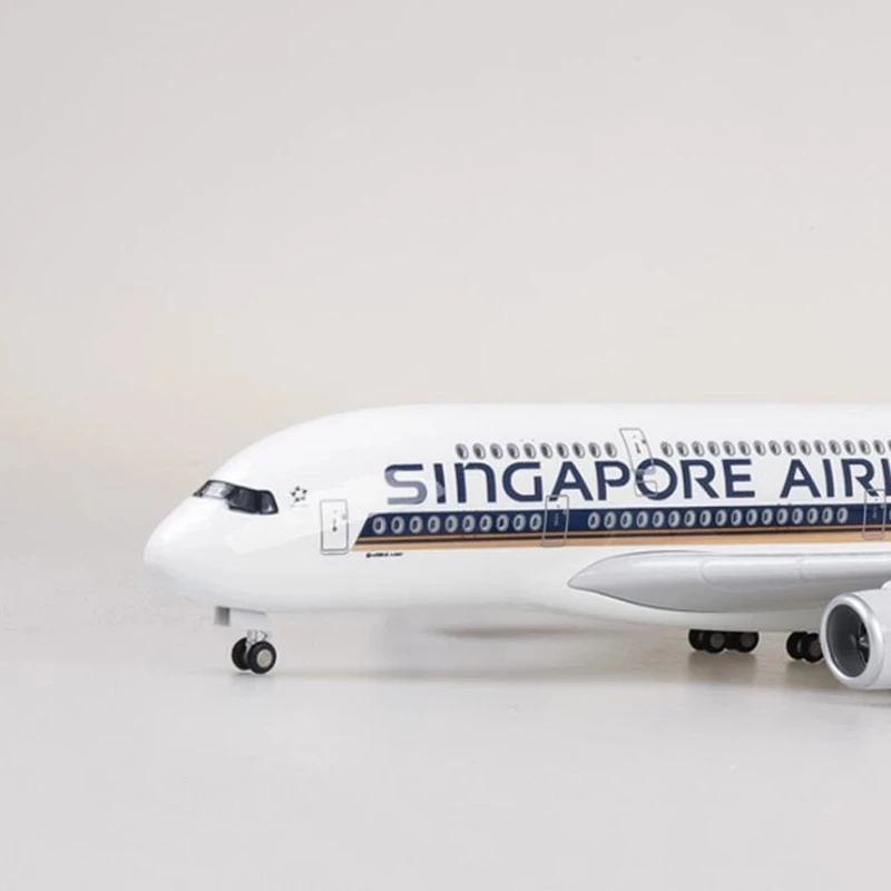 1/160 Scale 47CM Airplane Airbus A380 Singapore Model Plane W Light and Wheel Resin Diecast Airplanes for Collection Display Gif