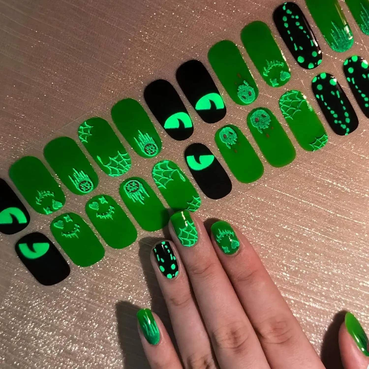 شرائط أظافر جل الهالوين المضيئة ذات 24 طرفًا - الشبح الأخضر والعنكبوت، معالجة بالأشعة فوق البنفسجية/LED، جودة الصالون، سهلة الاستخدام والإزالة