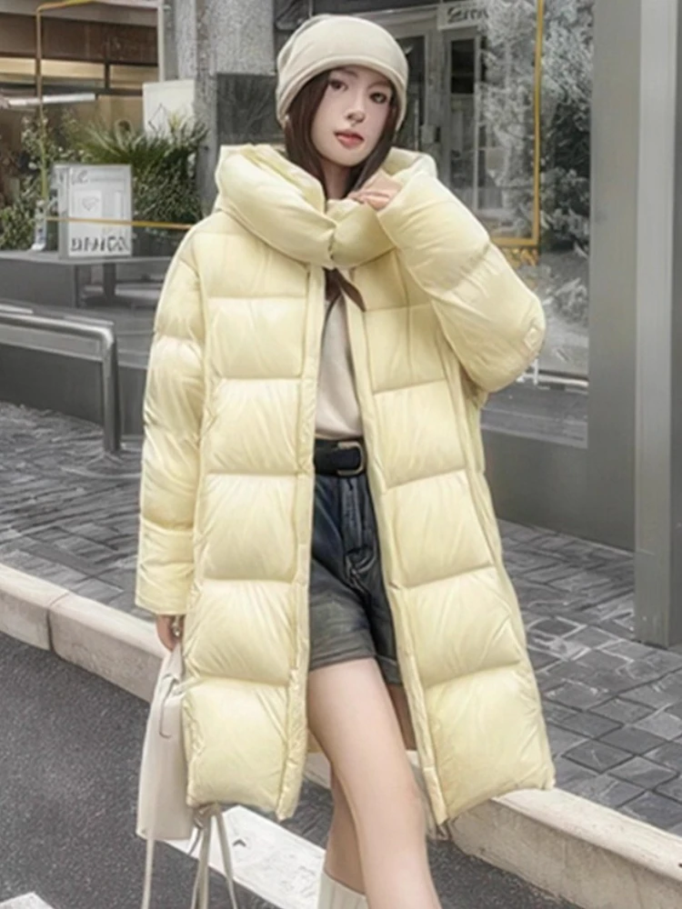 سترة نسائية شتوية جديدة متوسطة الطول لعام 2025 سترات كورية فضفاضة وسميكة ودافئة ومقاومة للبرودة موضة 90 معطف منتفخ على شكل بطة بيضاء
