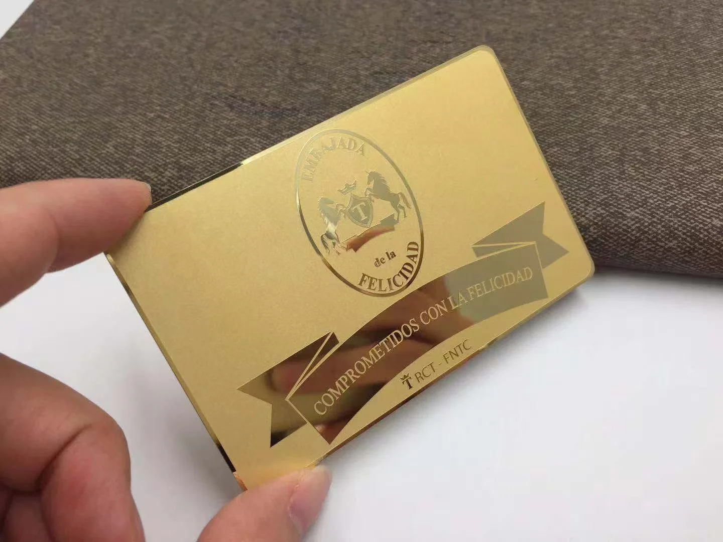 

Изготовленные на заказ пустые металлические золотые визитные зеркальные карты с металлическим логотипом