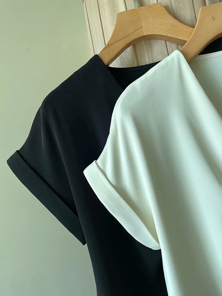 패셔너블한 브이넥 반팔 단색 셔츠 여성용 독특한 디자인 여름 2025 스타일리시 다용도 한국 스타일 루즈핏