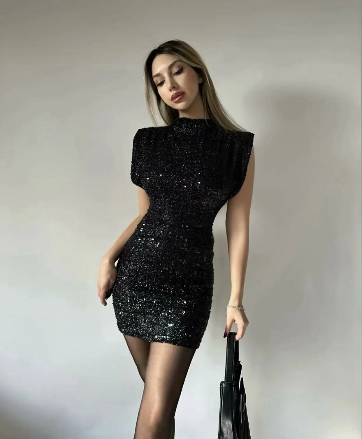 2025 vrouwen zomer zwarte jurk effen o-hals mouwloze slanke mini-jurken pailletten sexy vrouw feestjurk elegant