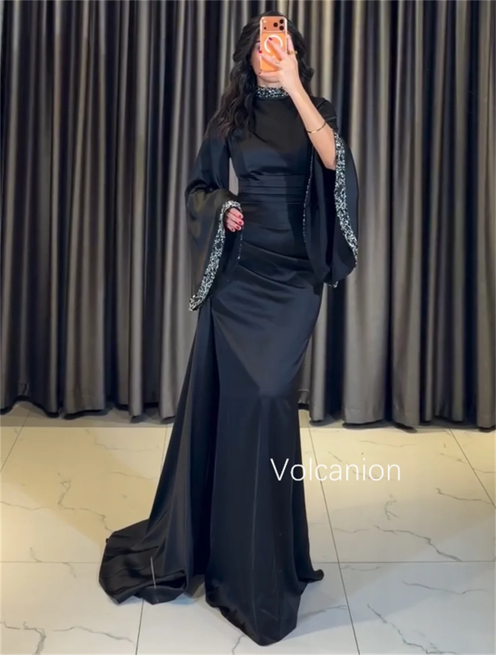 Sukienki na zamówienie z cekinami, plisami i wysokim kołnierzem, o kroju trąbki, wysokiej jakości, ekskluzywne, idealne na specjalne okazje i dla gwiazd.