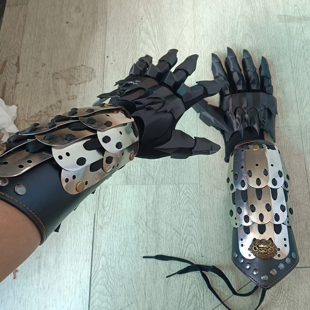 A Pair of Gothic Glove Toys, Knight Glove Arm Guards, Made of 3D Printed PETG Material, Leather Arm Guard Prop