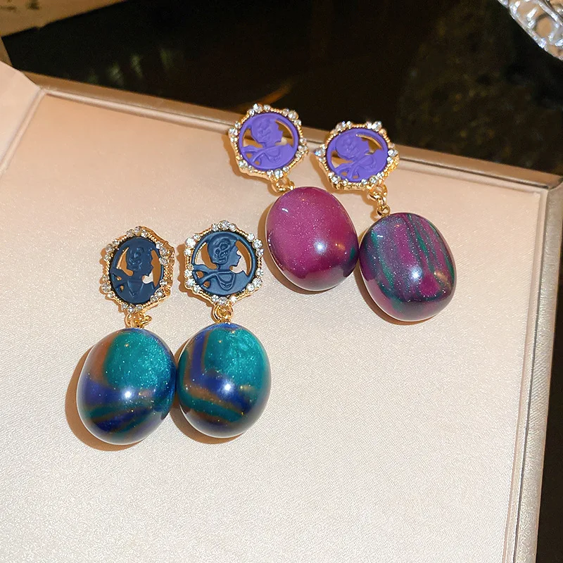 Retro contrasting colors, diamond-encrusted portrait geometry, fashionable earrings, niche temperament, high-end women