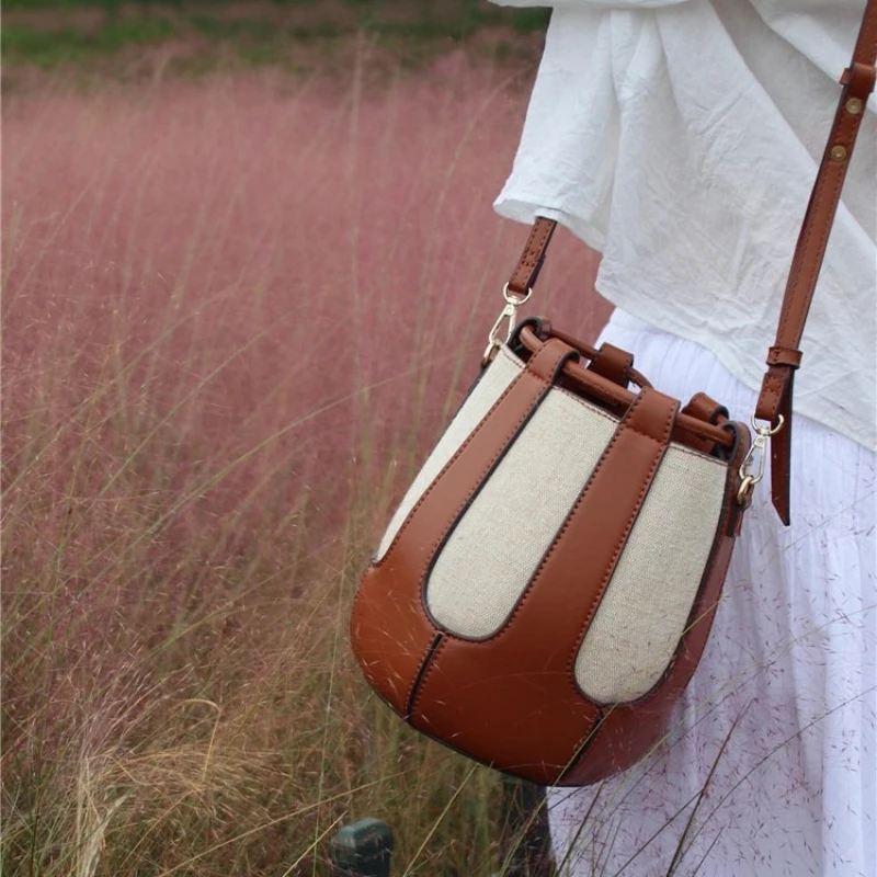 

Cylinder canvas contrasting splicing shoulder commuter oblique span bucket bag