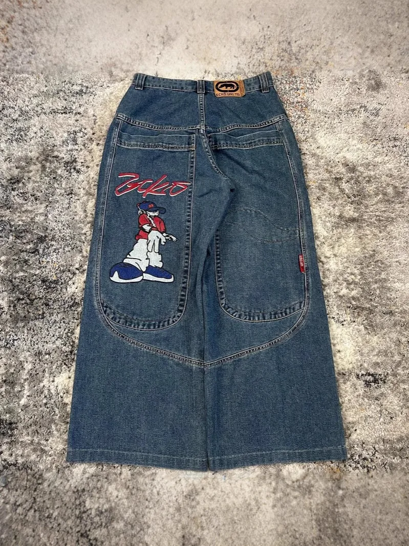 

Мешковатые широкие джинсы с мультяшной вышивкой и карманами с графическим принтом — уличная мода в стиле ретро Y2K для женщин