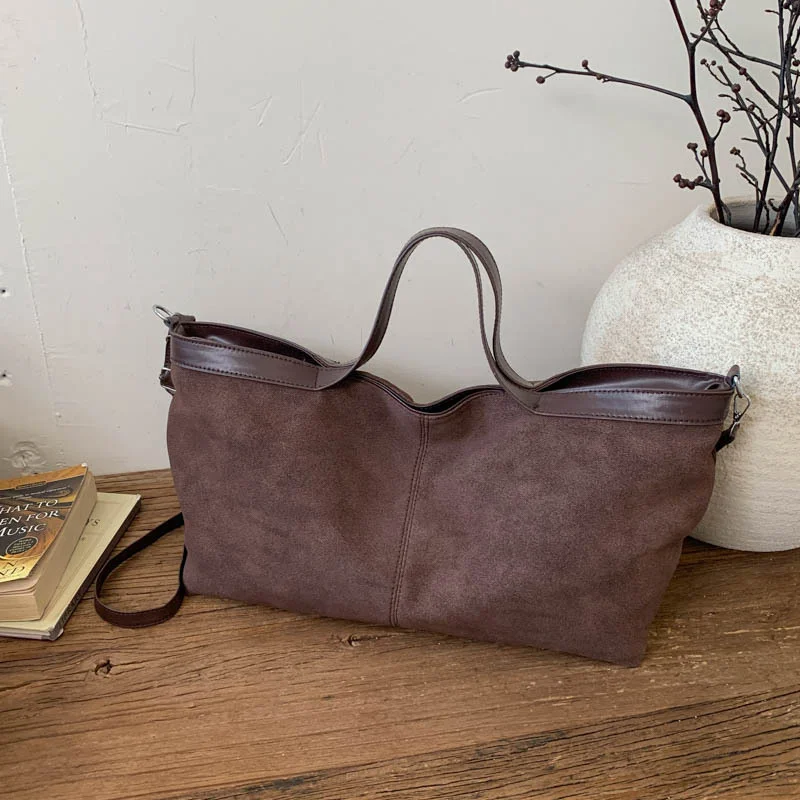 Große Umhängetasche mit Struktur, mattiertem Finish und Reißverschluss, Schultertasche, einfarbig, weiches, mattes Wildleder, Boston-Tasche, schlichter Stil. – Detail 21