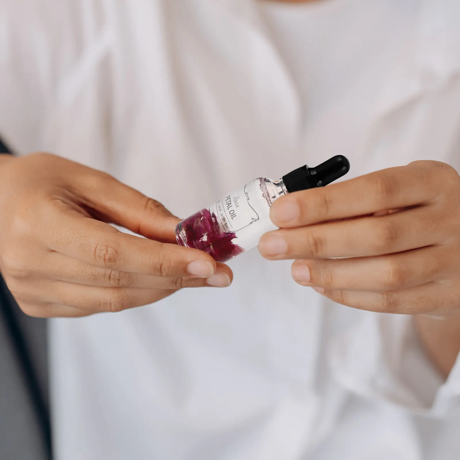 

Эфирное масло розы для сухой кожи лица и волос, увлажняющее, антивозрастное, для ухода за кожей, осветления, повышения эластичности и расслабления.