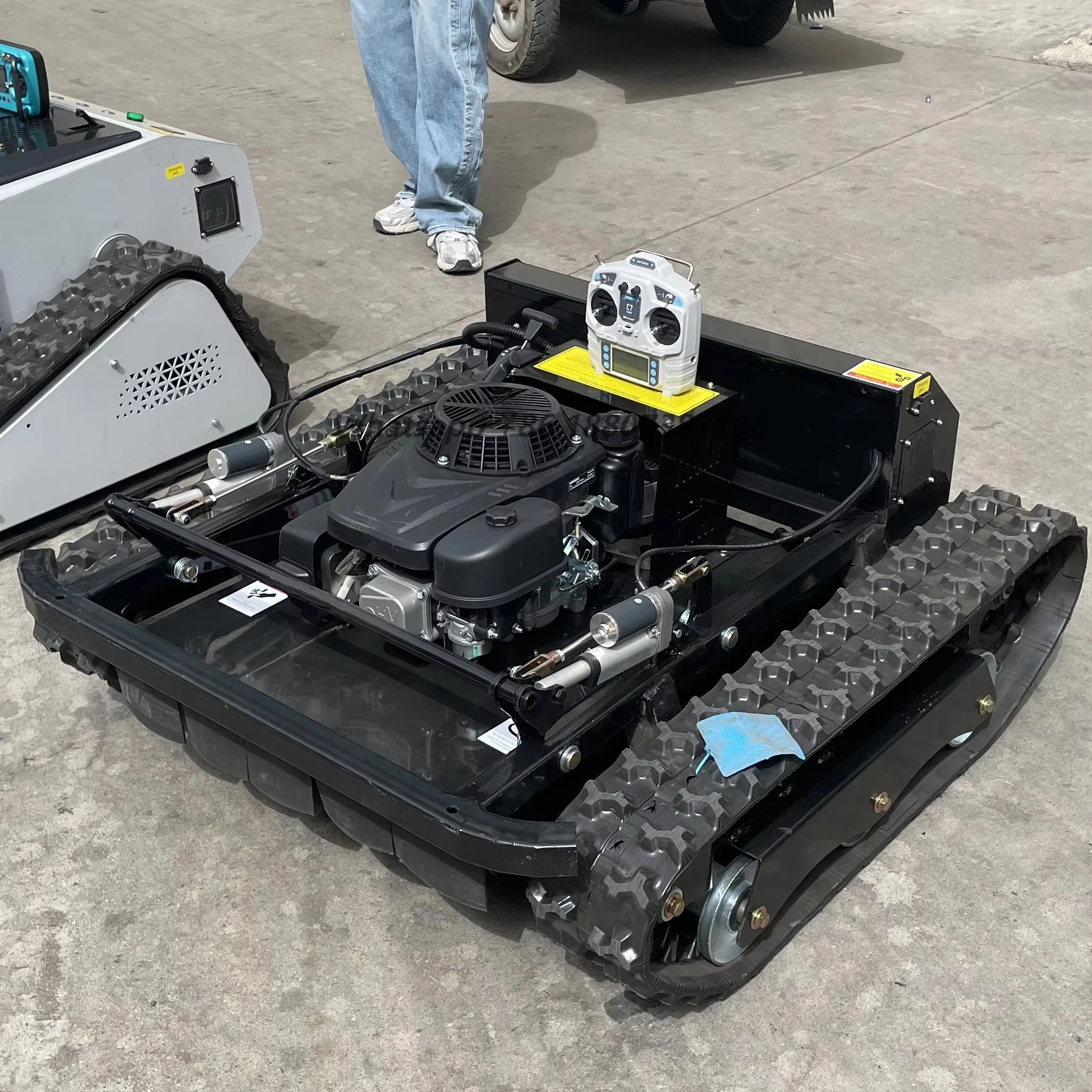 Hot Sale 22HP Tank Remote Control Crawler Lawn Mower 4-Stroke  680M Remote Distance Industrial Grade Fast Delivery