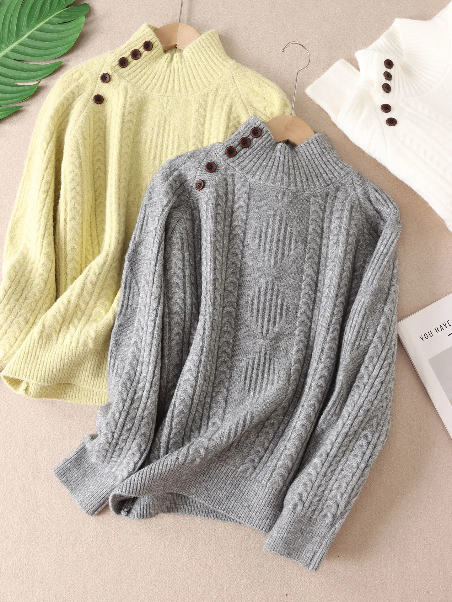 سترة نسائية محبوكة بياقة عالية دافئة مع تصميم زر مائل للخريف والشتاء سترة ناعمة مريحة من القمح