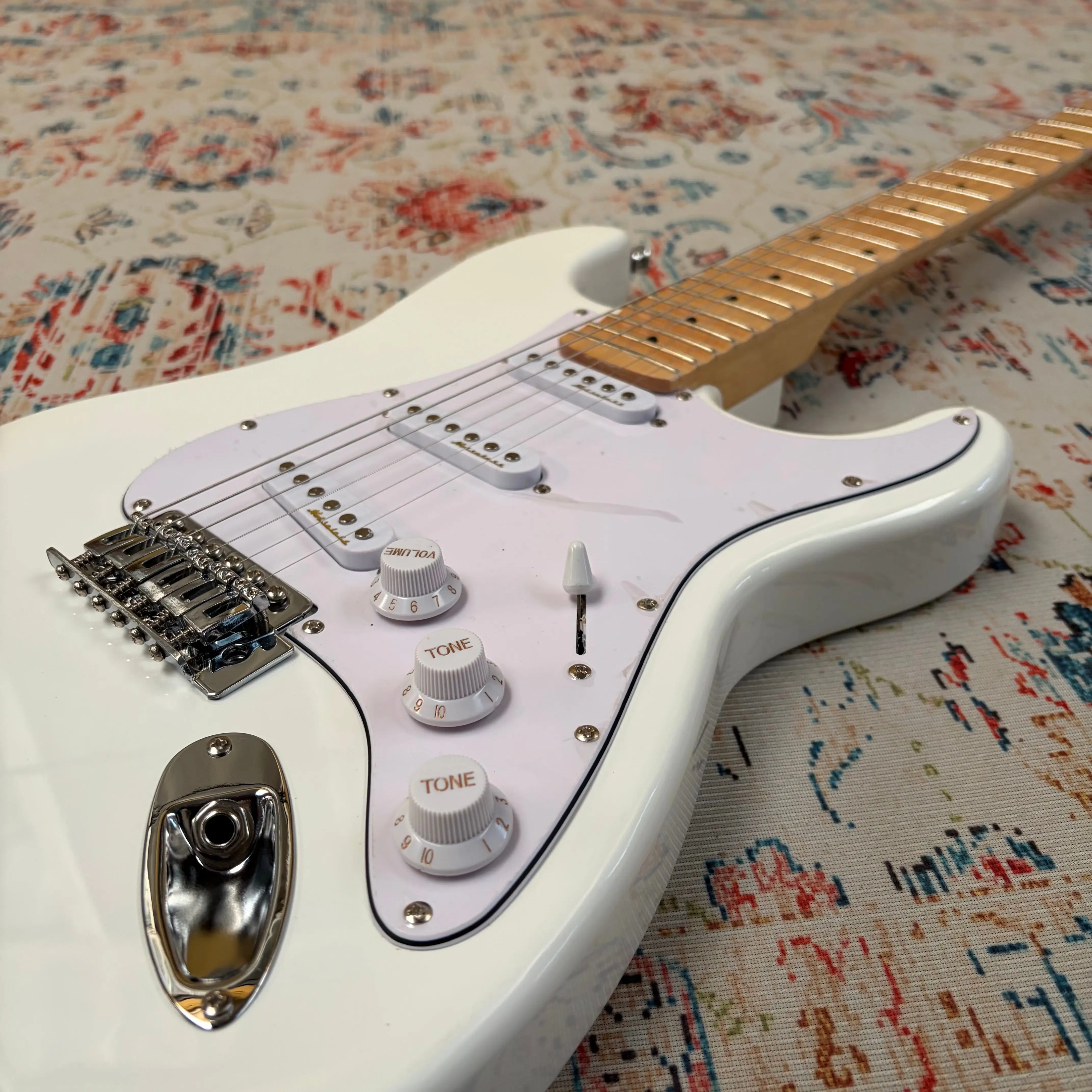 Six-String Electric Guitar Vintage White Gloss, Maple Neck/Fingerboard, Scalloped Board, 3 Single-Coils, 22 Jumbo Frets