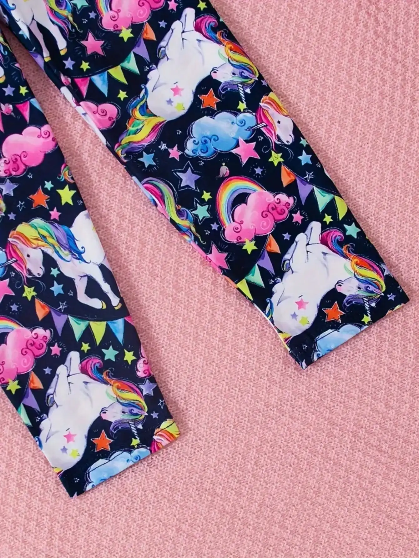 Kinderbekleidungsset mit langärmligem T-Shirt-Oberteil mit Rundhalsausschnitt und Einhorn-Print sowie langen Hosen mit elastischem Bund und Print – Detail 8