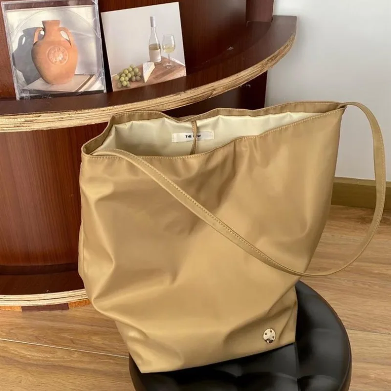 

High-quality Nylon Bucket Bag With Embroidery Niche Sophisticated Simple Large-capacity Commuter Tote Bag