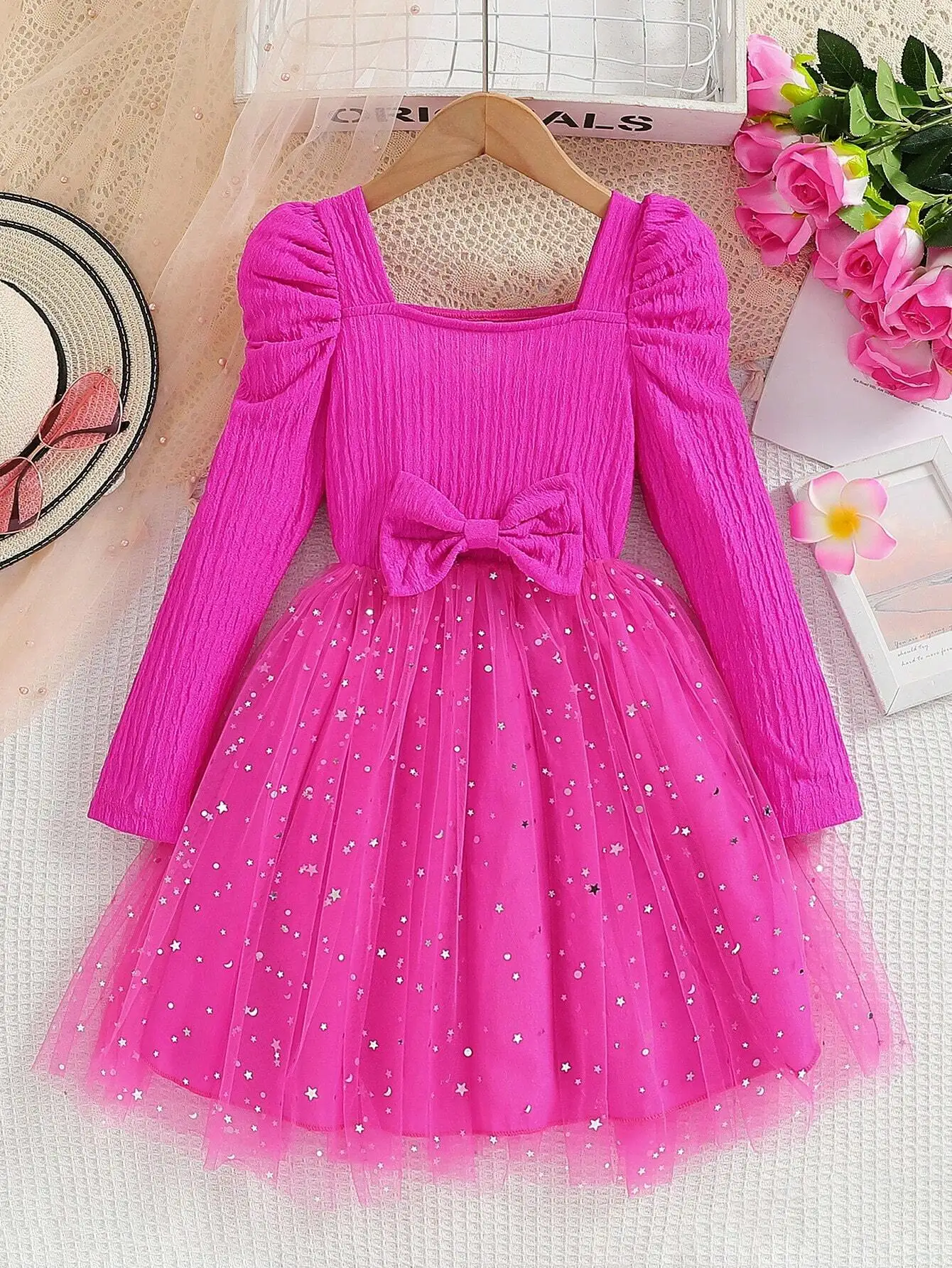 

Розовое платье А-силуэта с пайетками, сетчатыми вставками, пышными рукавами, квадратным вырезом, длинными рукавами и бантом