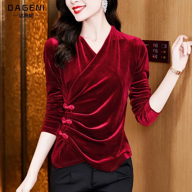 T-shirt ajusté à col en v pour femmes, vêtements de printemps, nouvelle chemise noble de style étranger avec boucle à disque, haut noir à bascule intérieure, 2025