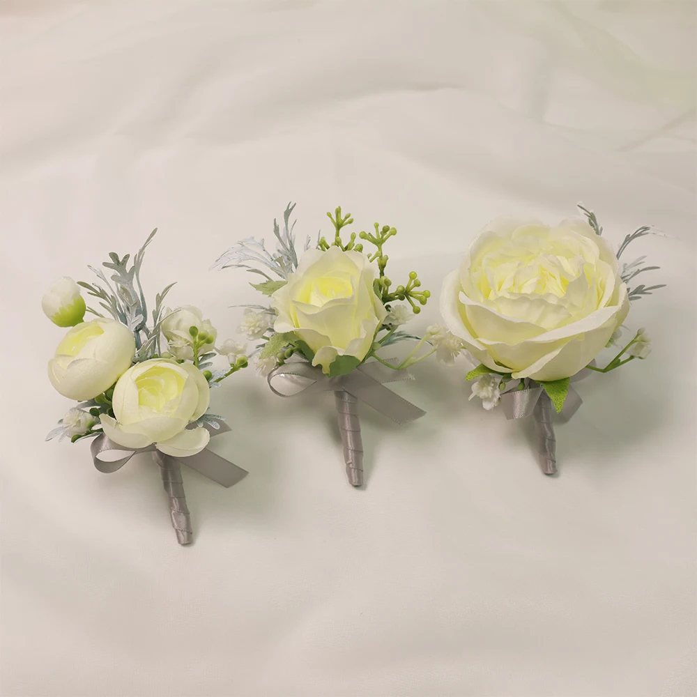 Elfenbeinfarbene Boutonniere, kleine Blume und Blätter für den Bräutigam, Boutonniere, Hochzeitsaccessoires und Hochzeitsdekoration