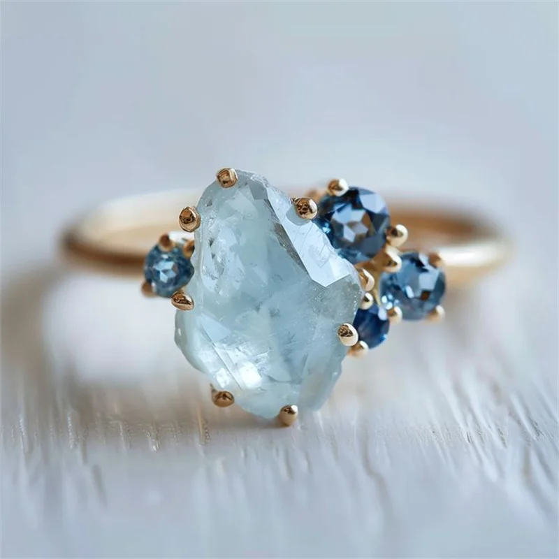 Ästhetischer Damenring mit eingelegtem meerblauen Stein, trendige geometrische Form in goldener Farbe, für den täglichen Gebrauch, Partyschmuck, Jubiläumsgeschenk
