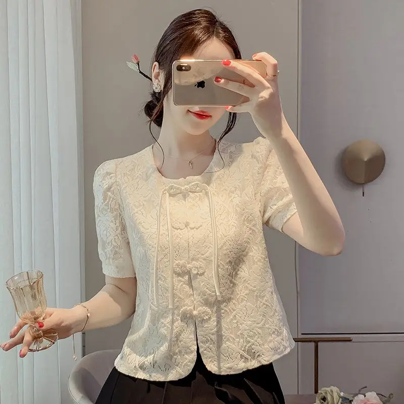 ใหม่เสื้อลูกไม้ปุ่มมุกสําหรับเสื้อแขนพัฟปักแฟชั่นของผู้หญิง