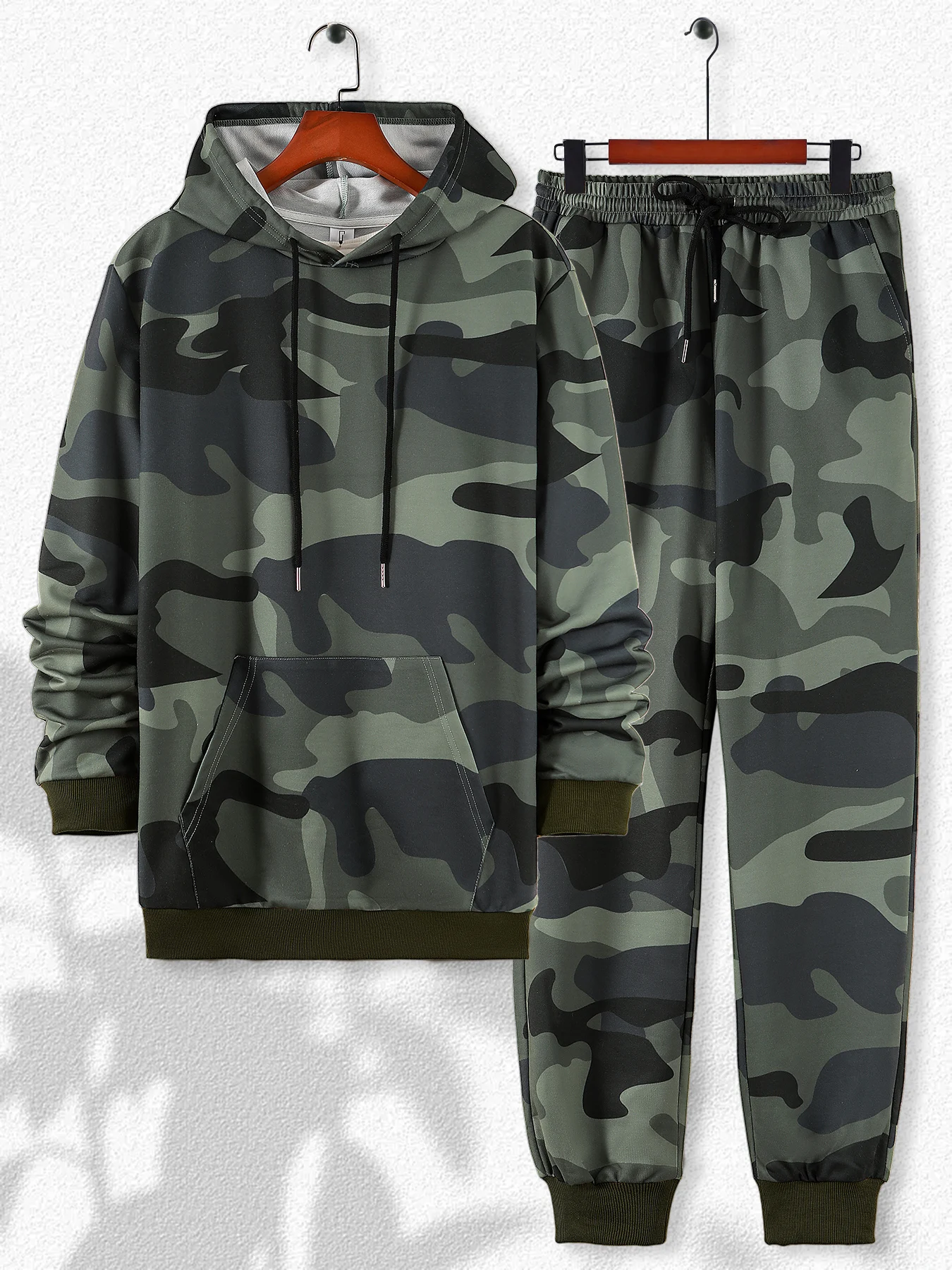 

Trendy Retro Camo Set Men Spring Fall Hooded Kangaroo Pocket Sweatshirt & Jogger Sweatpants 2 Piece Streetwear
