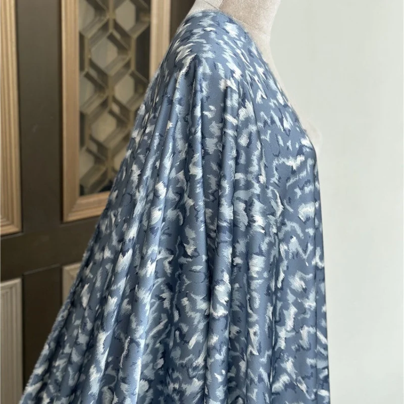 

Шелковая ткань Charmeuse из 95% тутового шелка и 5% спандекса, 21 момме, серо-голубая, с принтом, ширина 138 см (54 дюйма), 1 метр, JN731