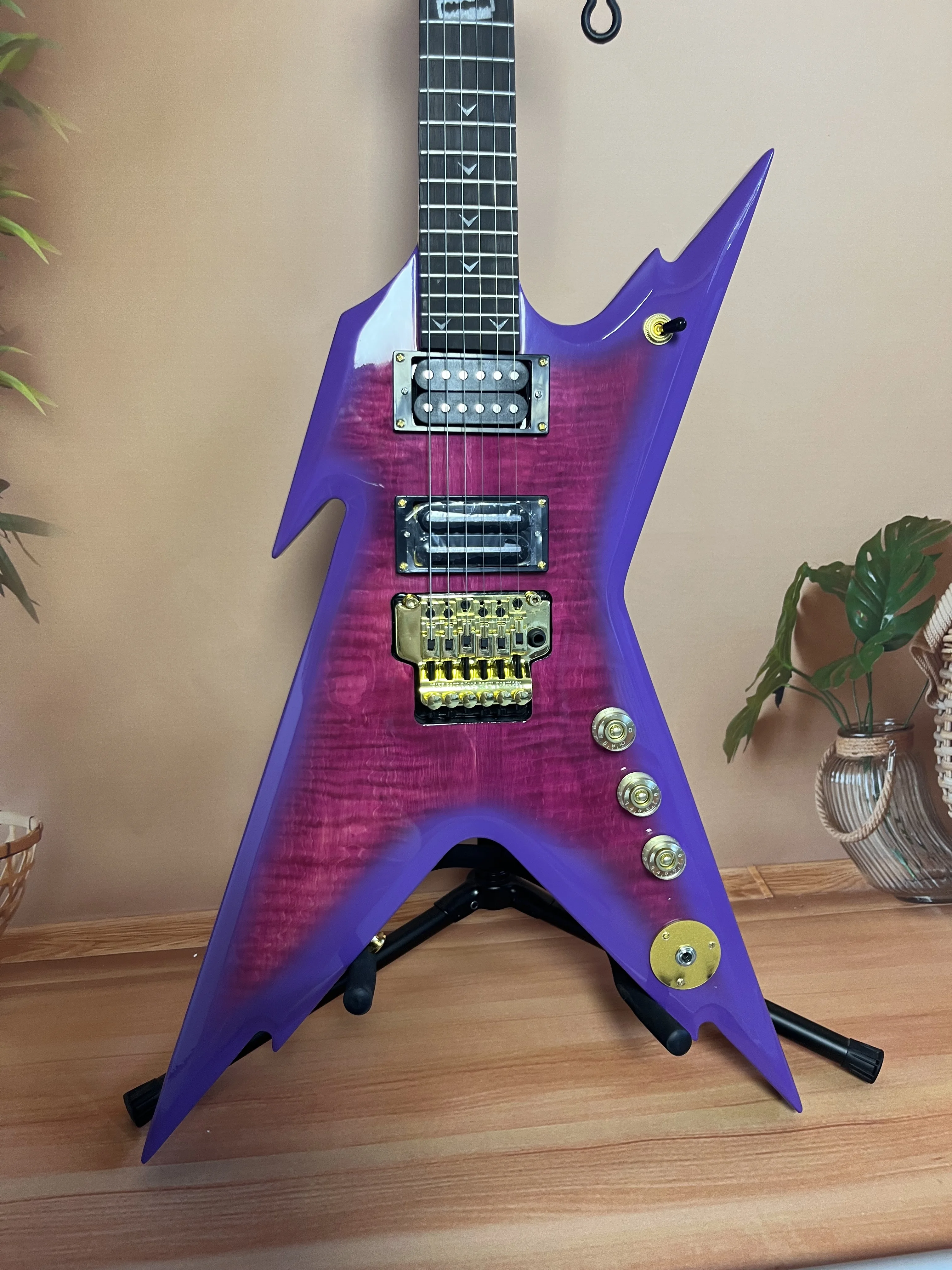 

Китайская электрогитара Flying V De фиолетового цвета, золотая фурнитура, верх из пламенного клена