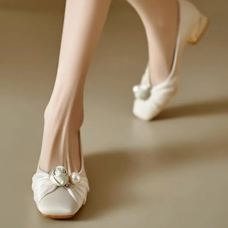 2025 einzelne Schuhe Herbst neue spitze Zehen flache Slip Strass Blume weiche Sohle Anti-Rutsch verschleißfeste Low-Top-Schuhe