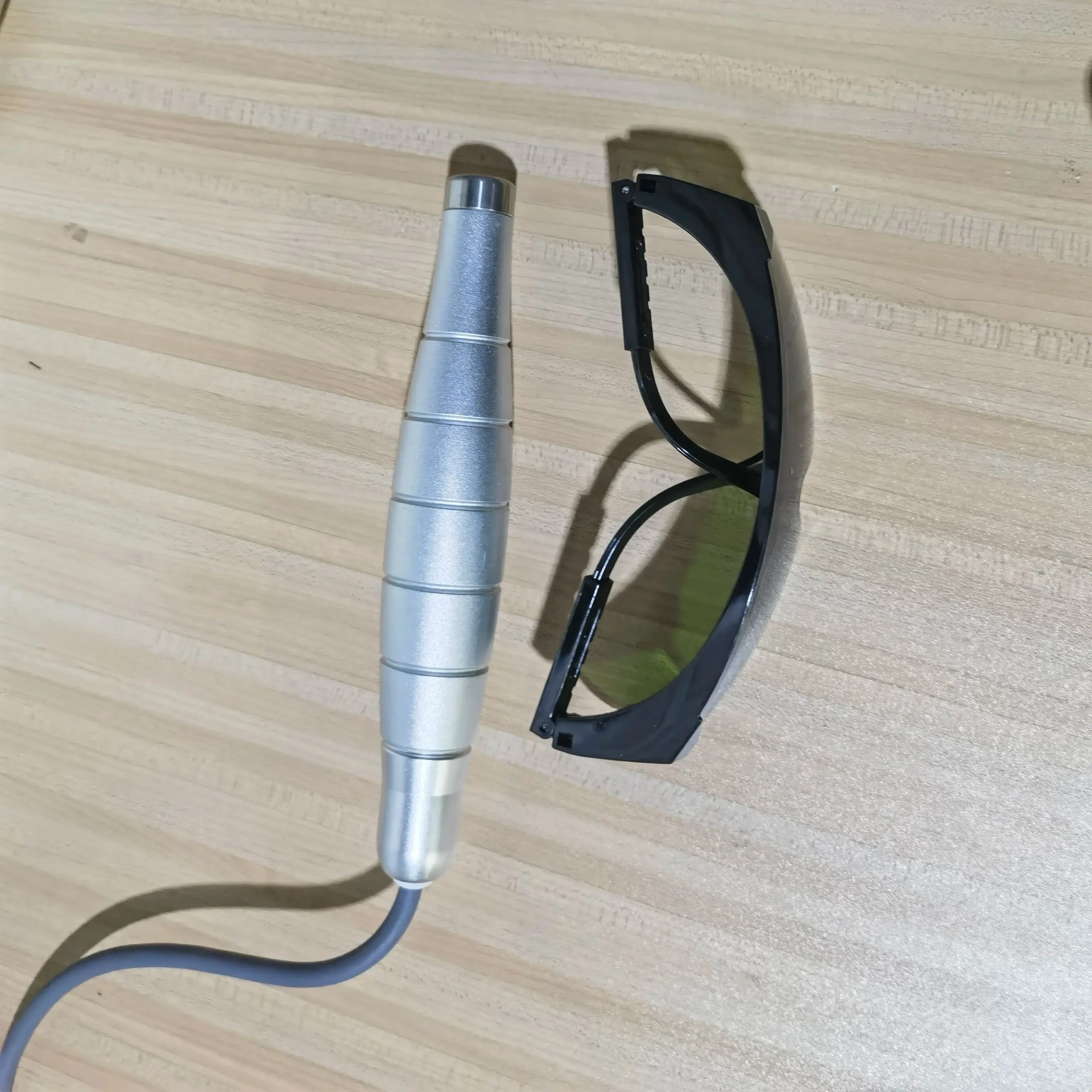 

Комбинированный аппарат для лазерной терапии 6 в 1 мощностью 5 Вт с 16 диодами для облегчения боли в все тело, артрита, колена, спины, шеи, плечах, боль