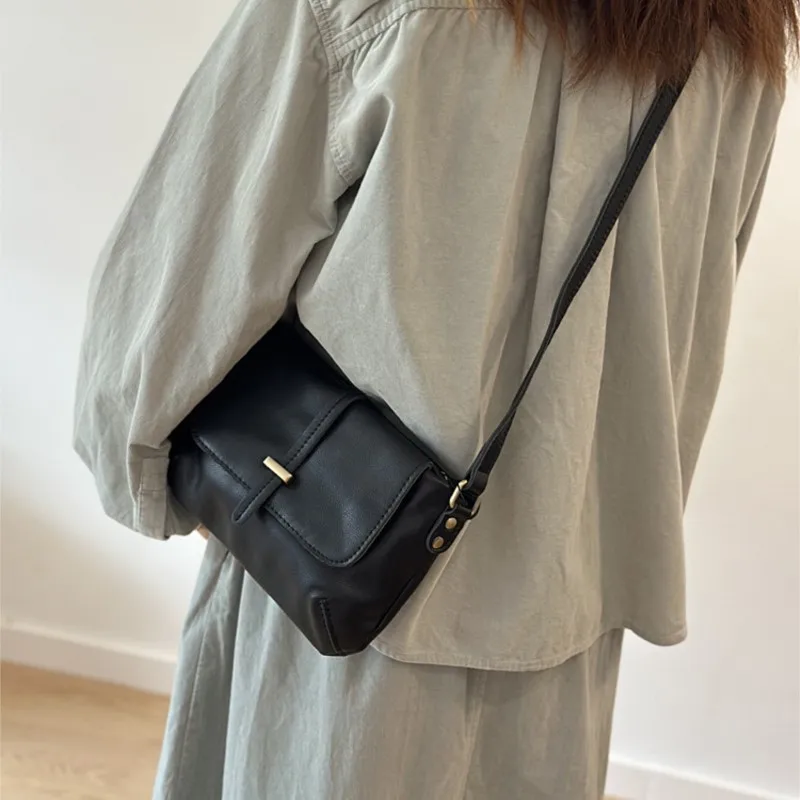 Johnature 2026 New Retro Genuine Leather Messenger Bag Versatile Lightweight Women Small Bag Commuter Shoulder Crossbody Bags