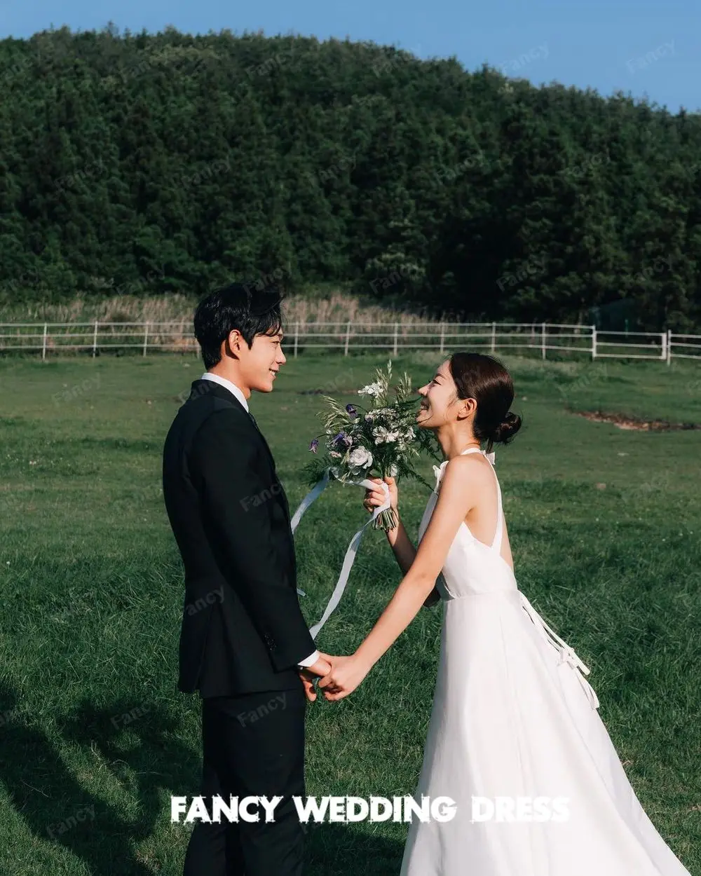 Elegante vestido de casamento Halter, um vestido nupcial linha, sem mangas, até o chão, Custom Made, Jardim Fotografia