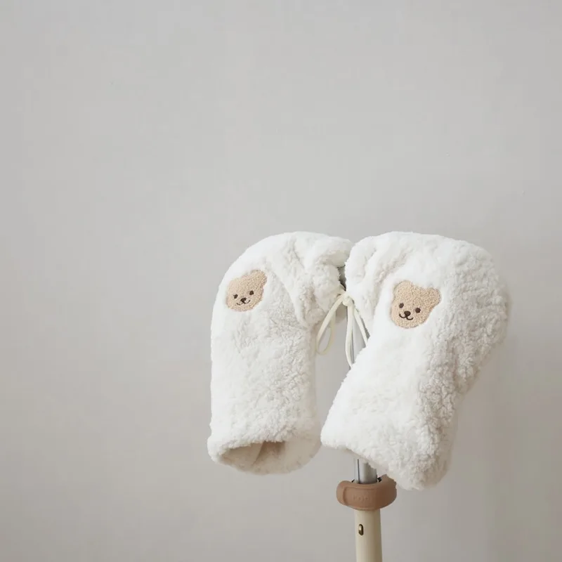 

1 пара милых кремово-белых детских перчаток для мальчиков и девочек для игр на открытом воздухе, пушистые перчатки с мультяшным медведем, шерстяные мягкие теплые детские перчатки