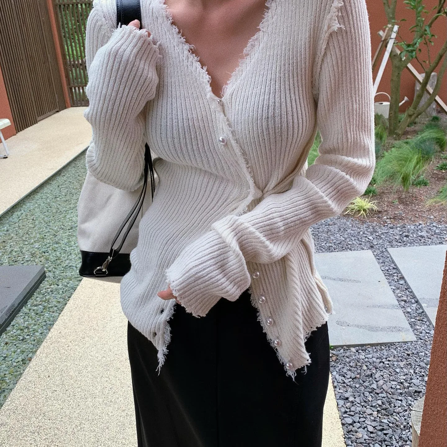 Chic Korean Style Pearl Button Knitted Sweater Women's Early Autumn V-Neck Slimming Waist Design Casual Fashion Sweater