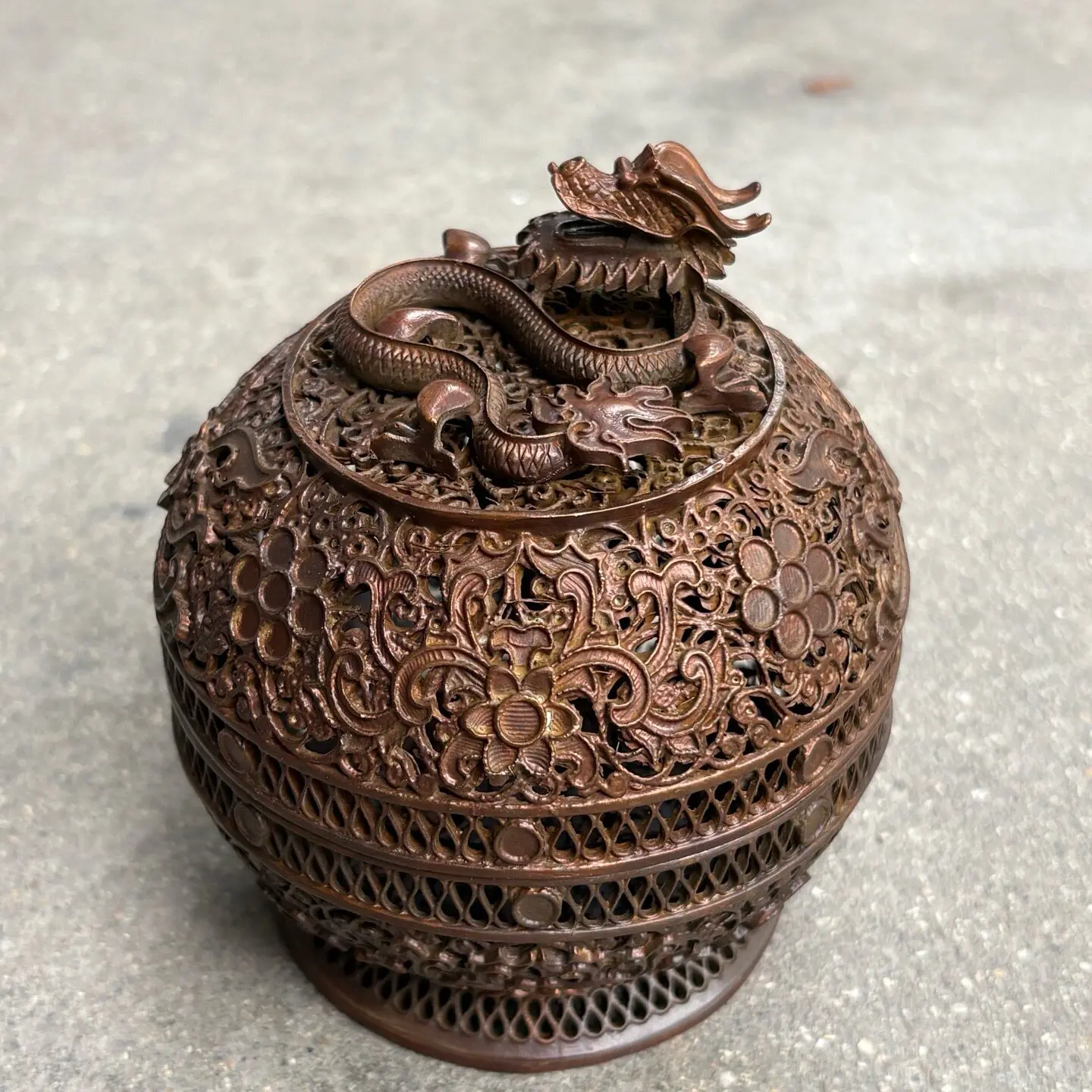 Hollow craft Seiko alloy copper dragon pattern flower incense burner Hollow aromatherapy burner Chinese household tea ceremony d