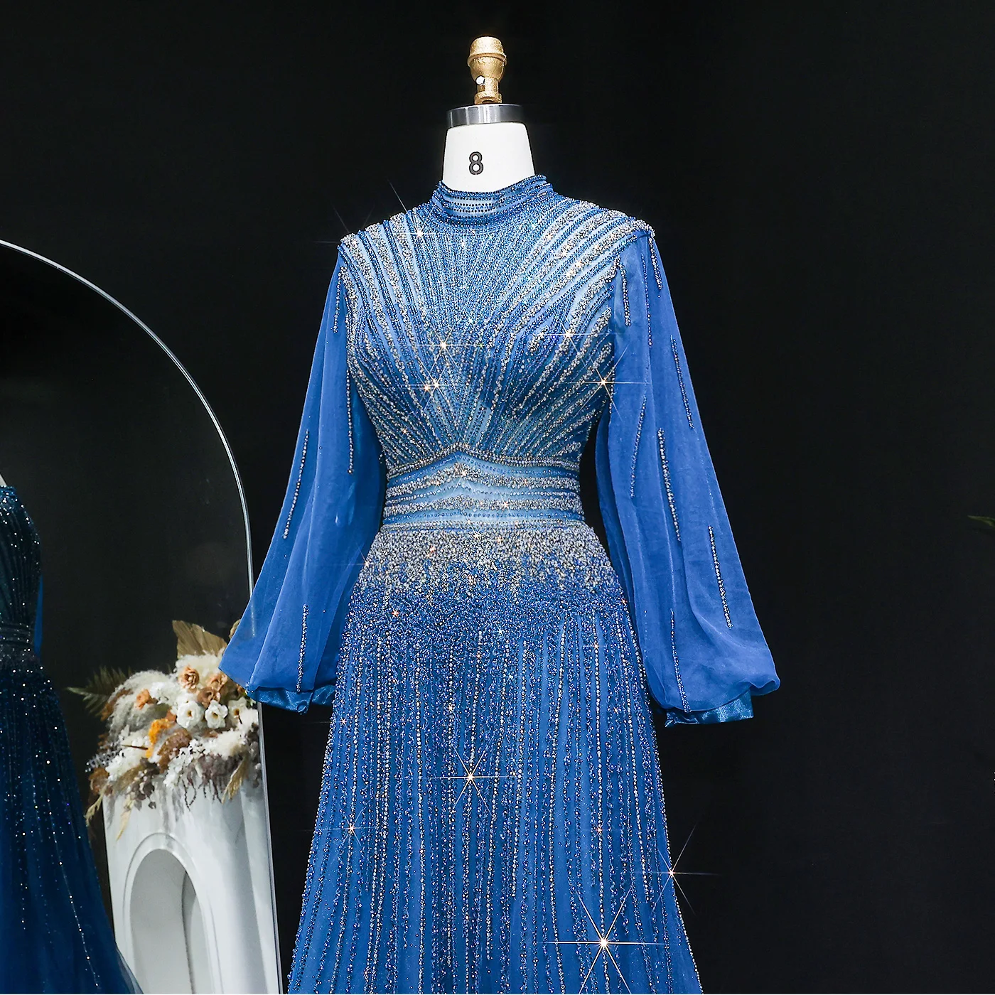 Sharon Said Plus Size Blaues Abendkleid mit hohem Kragen und langen Ärmeln, mit Kristallperlen, schwarze Hochzeits-Partykleider SS012, maßgeschneidert. – Detail 7
