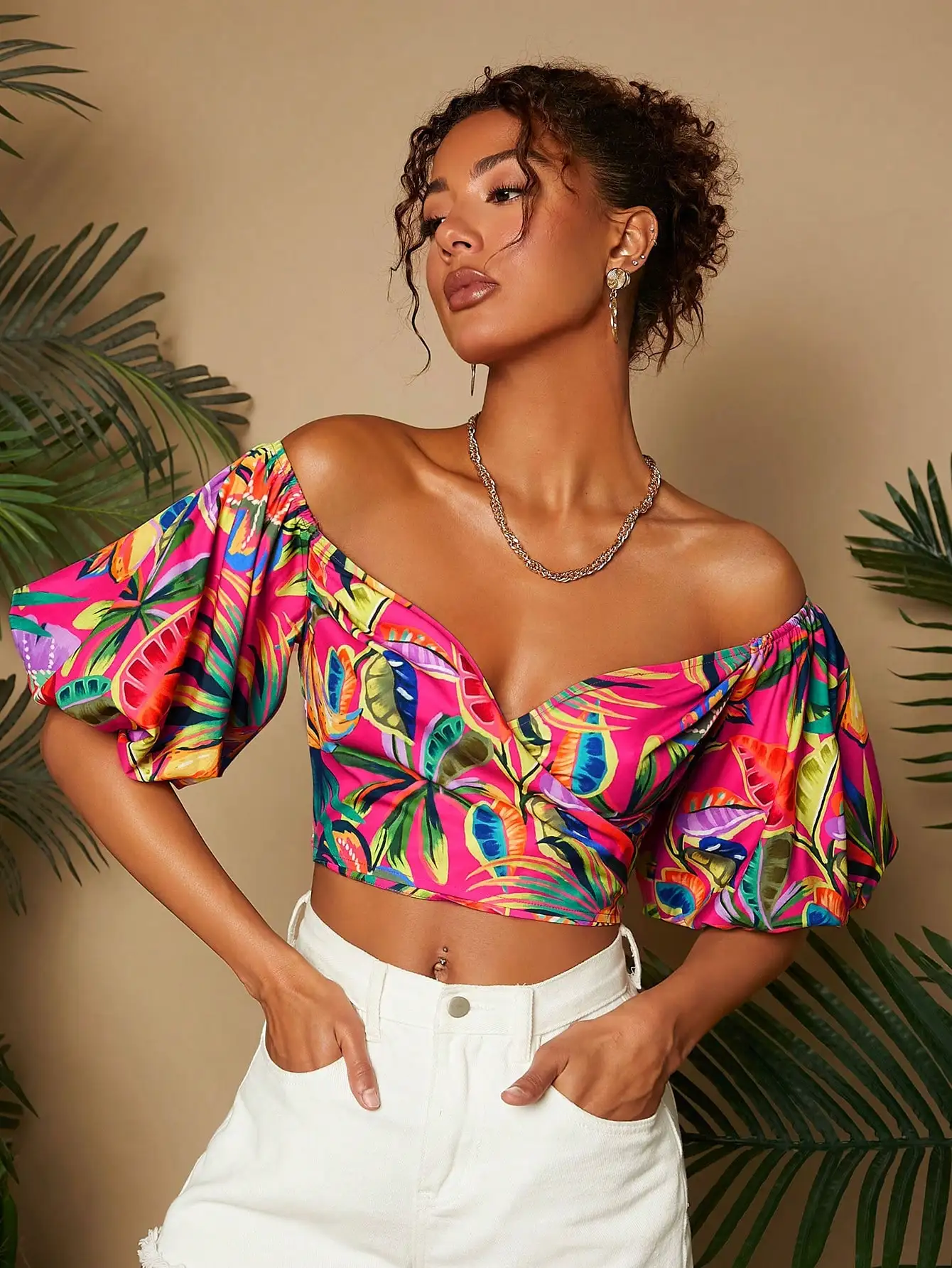 

Женский укороченный топ с открытыми плечами и рукавами-фонариками с тропическим принтом, в отпускном стиле