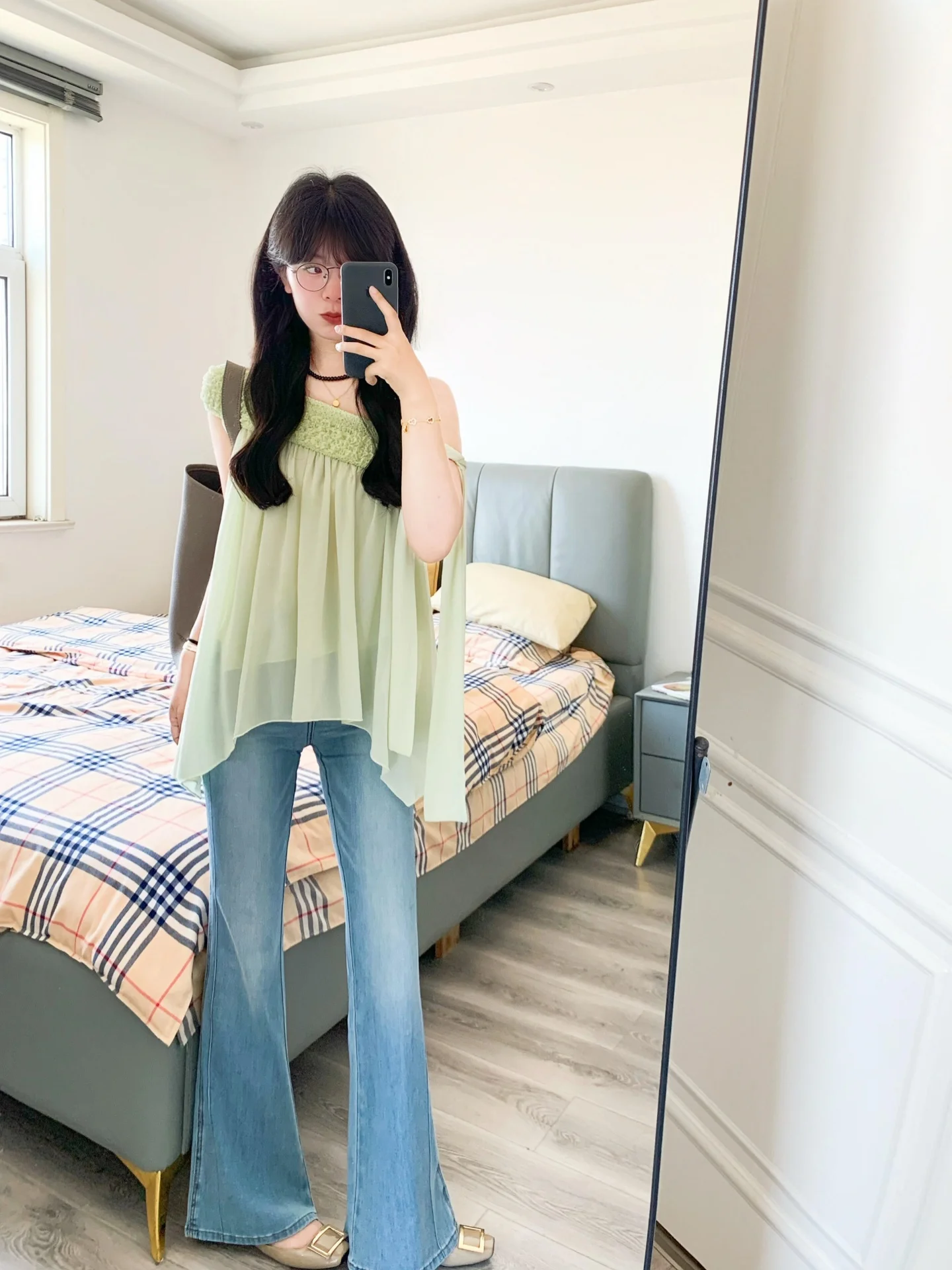 

Unique Korean Style Asymmetric Shoulder Bow Tie Sleeveless Chiffon Top for Women Beautiful Summer Fashion Unconventional Design