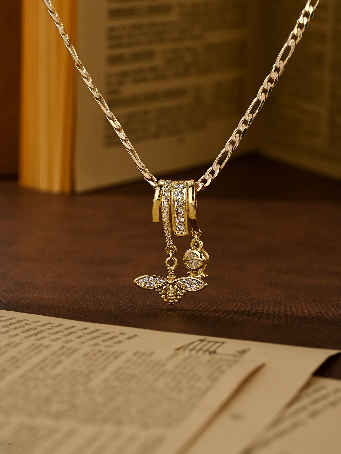 1Pc European and American Popular Creative Style Copper Necklace with Zircon Inlay, Suitable for Layering, Small Vintage Gold DIY 3D Yellow Bee & Mini Boy Guardian Light Limited Edition Necklace, Paired with a 50cm Figaro Chain, Suitable for Christmas/Thanksgiving/Halloween/Mother's Day/Valentine's Day, Gifts for Couples/Friends/Religious Friends, Catholic First Communion, Gifts, Daily Holiday Wear and Prayer