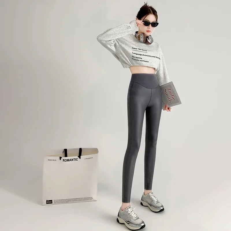 Nowe, obcisłe, elastyczne spodnie skórzane damskie z pluszowym, cienkim wykończeniem, wysokie w pasie, wyszczuplające spodnie, do noszenia jako bazowe spodnie do jogi.