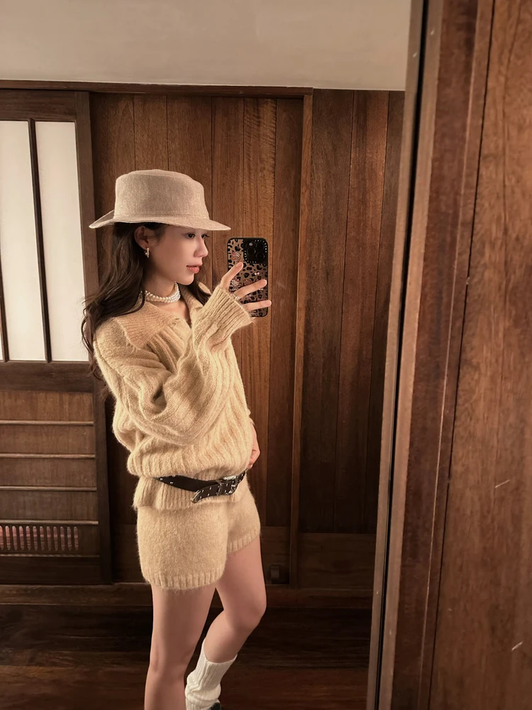 

Комплект из мягкой и уютной смесовой вязаной одежды Chier Lazy: полосатый свитер с воротником и свободные вязаные брюки с длинными рукавами для женщин, теплые, утолщенные, на каждый день.