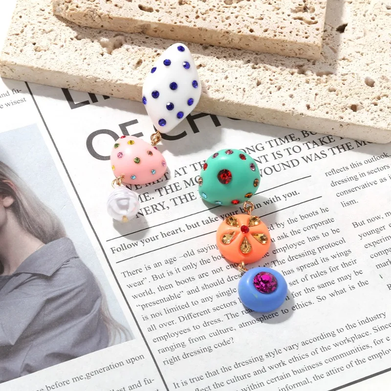 

Fashionable and asymmetrical design, long drop-shaped resin earrings with diamond inlays, a unique and creative accessory