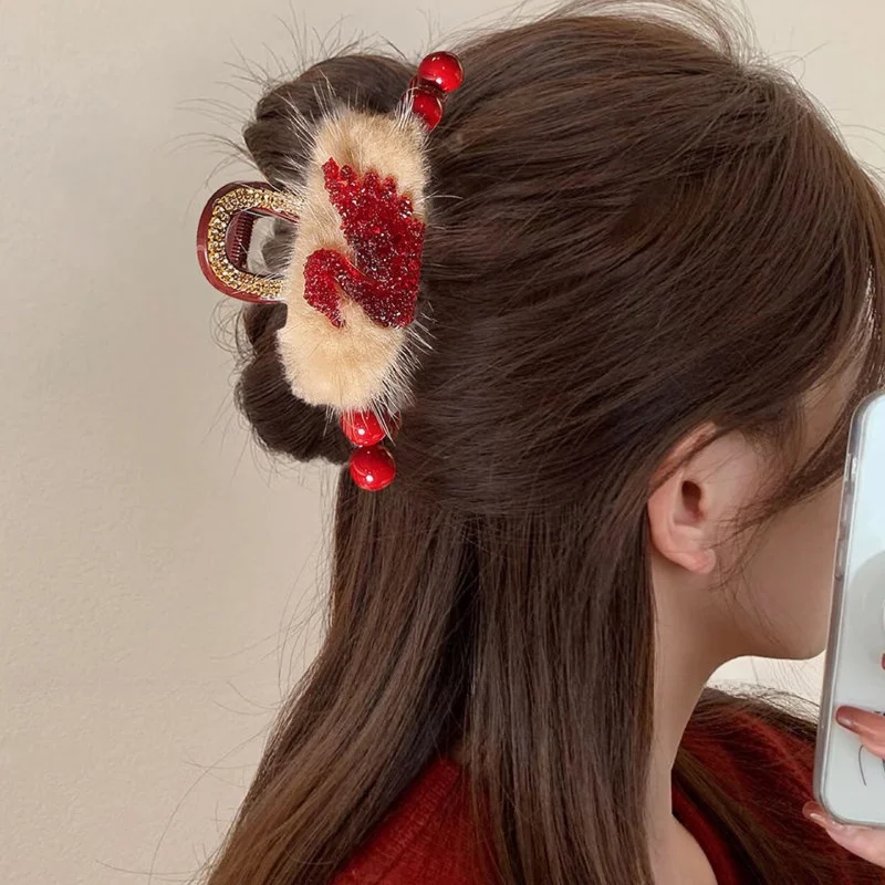 presilha-de-cabelo-vermelha-de-pelucia-super-fofa-para-mulheres-presilha-de-cabelo-com-atmosfera-festiva-de-ano-novo-acessorio-de-cabelo-tipo-garra-de-tubarao-para-coque-na-parte-de-tras-da-cabeca