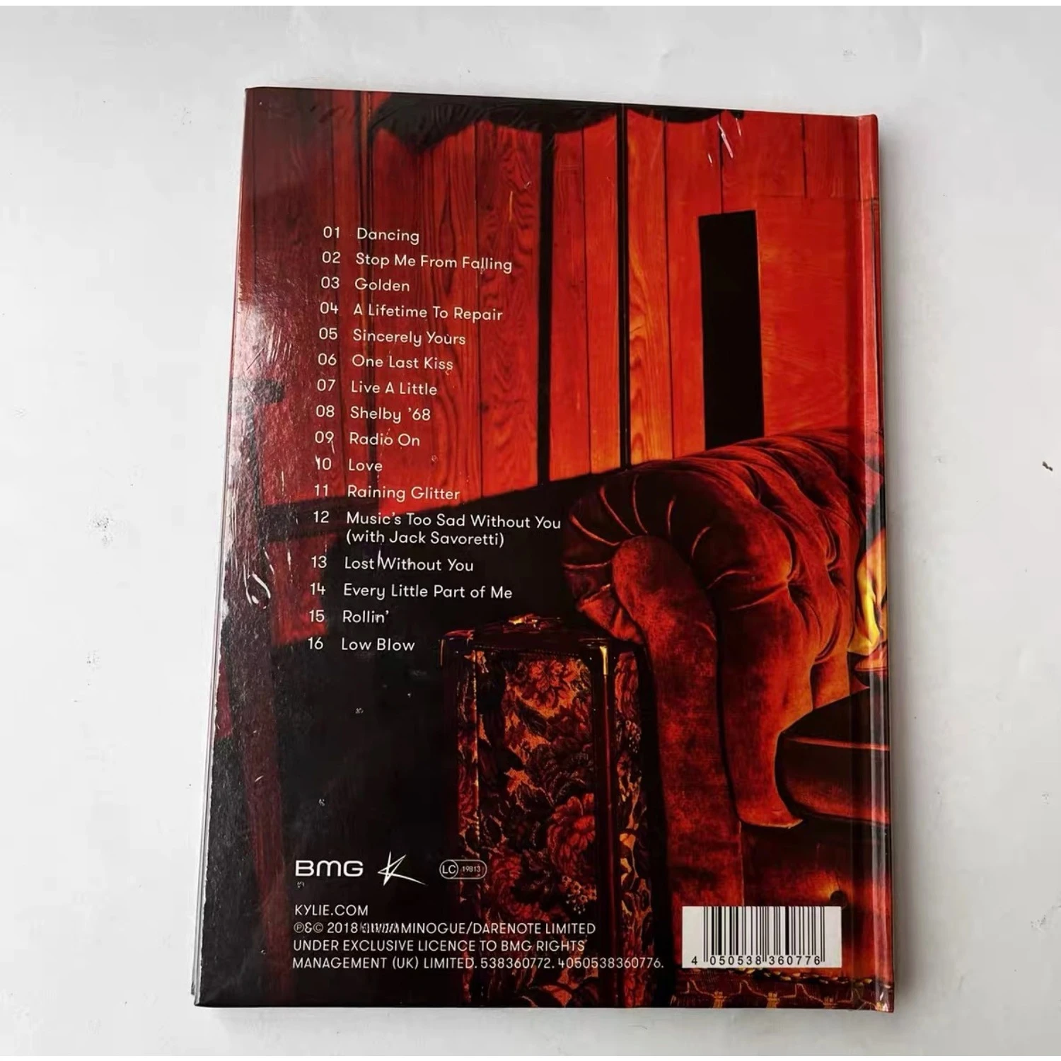 Edição Deluxe Retro Disco CD: Retrato de Sofá em Tons Quentes Vermelhos, Capa Dura com Bônus de Faixas, Disco Pop Colecionável Premium