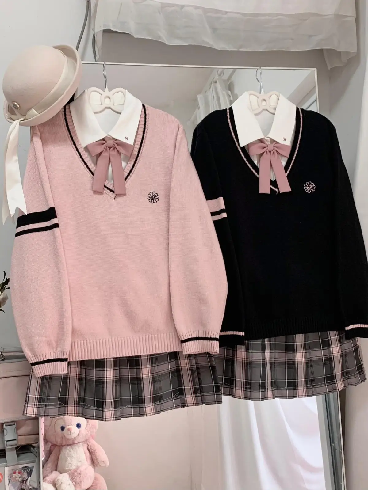 

Оригинальный дизайн, черно-розовый свитер с v-образным вырезом и вышивкой Jk orm School Sle Spicy Girl Spring Day Part【Yaharui Berry】